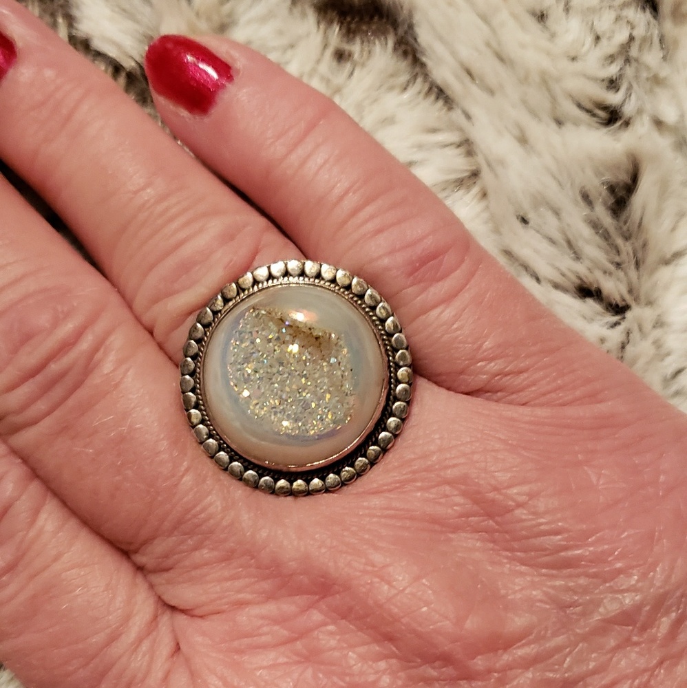 BUNDLE & RECEIVE A $10 GIFT❣️ White Druzy